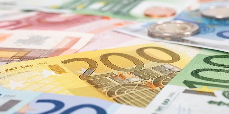 EUR/USD falls slightly below 1.1150 as investors brace for ECB Lagarde speech